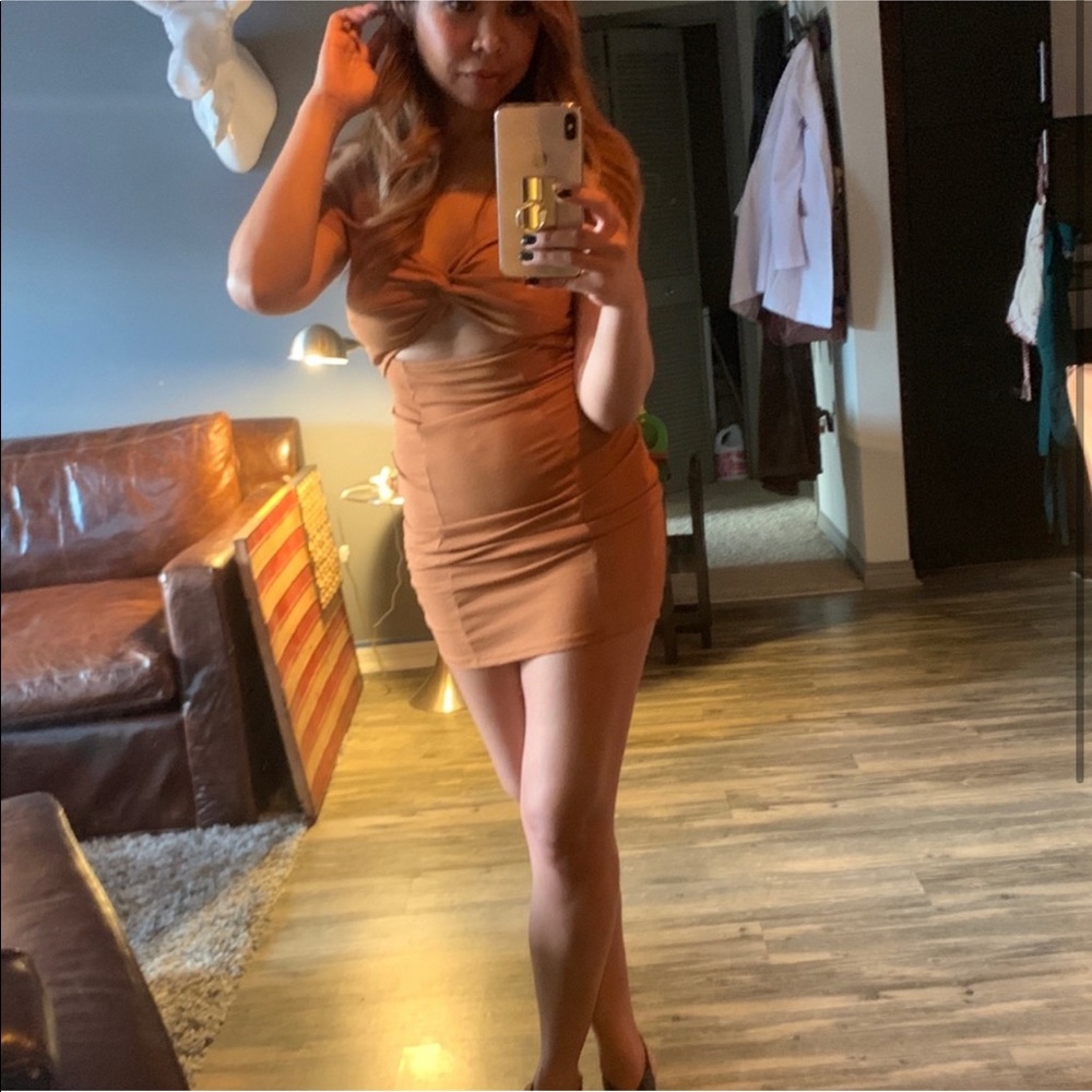 Keyhole front bodycon. - Picture 2 of 4